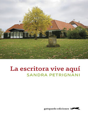 cover image of La escritora vive aquí